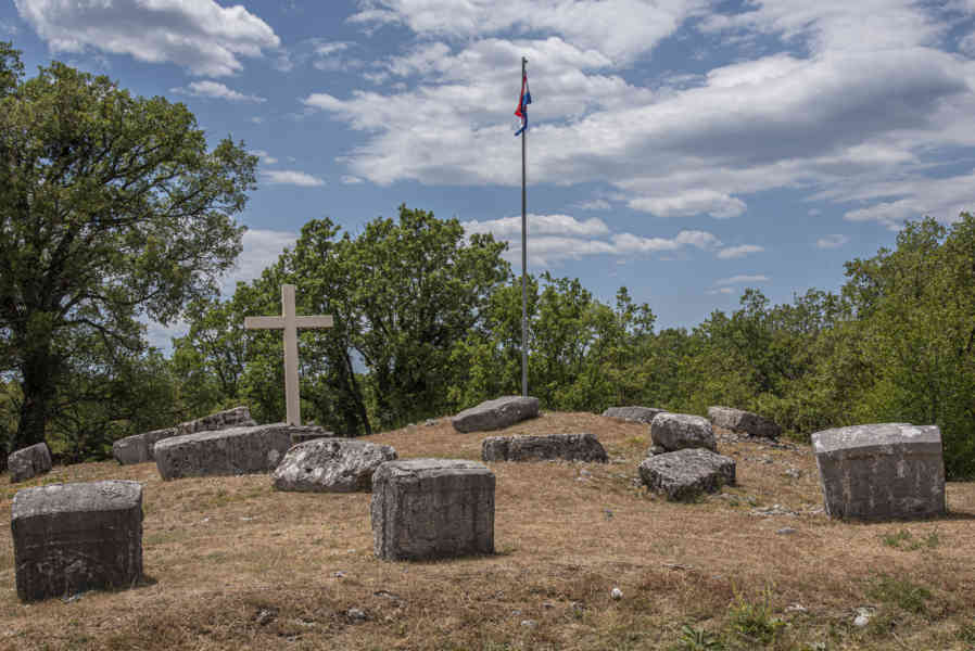 Croacia - Cista Velika - cementerio medieval - tumbas Stecci 01.jpg